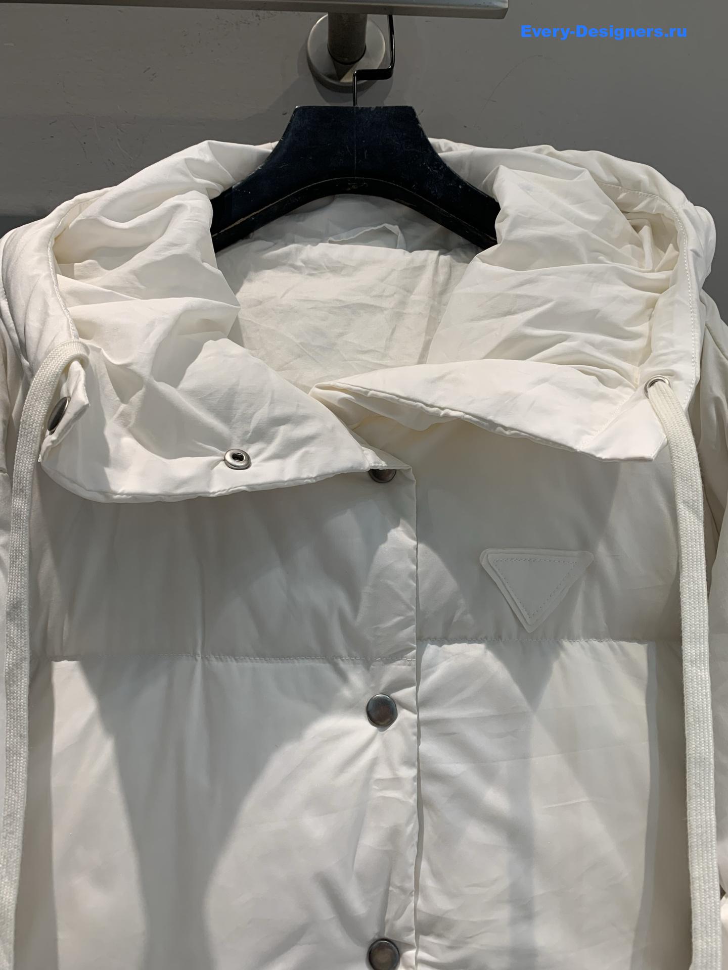 Pra*a white medium-weight hooded soft fabric down jacket