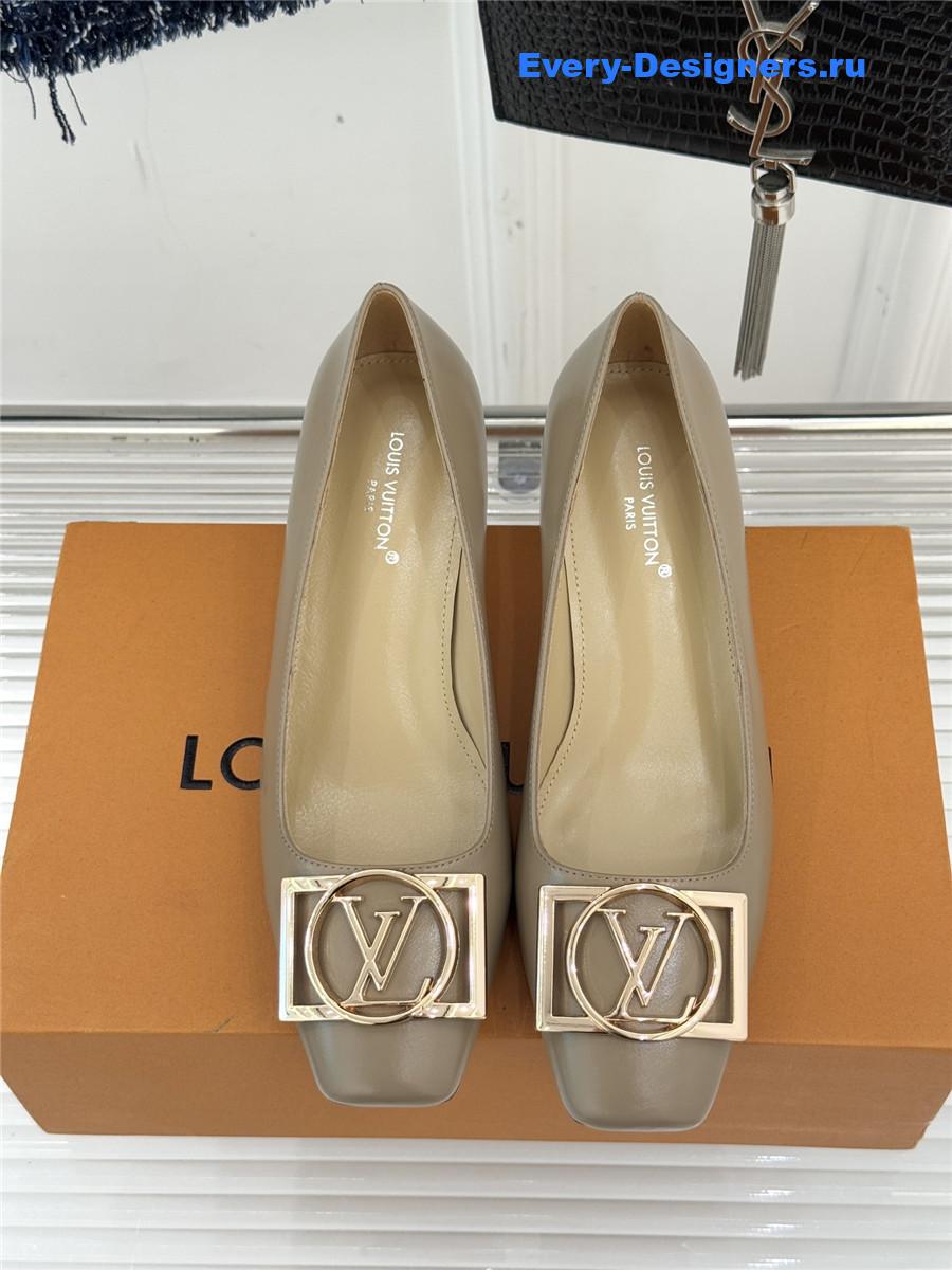 l0vis Vvtt0n beige patent leather heel pumps