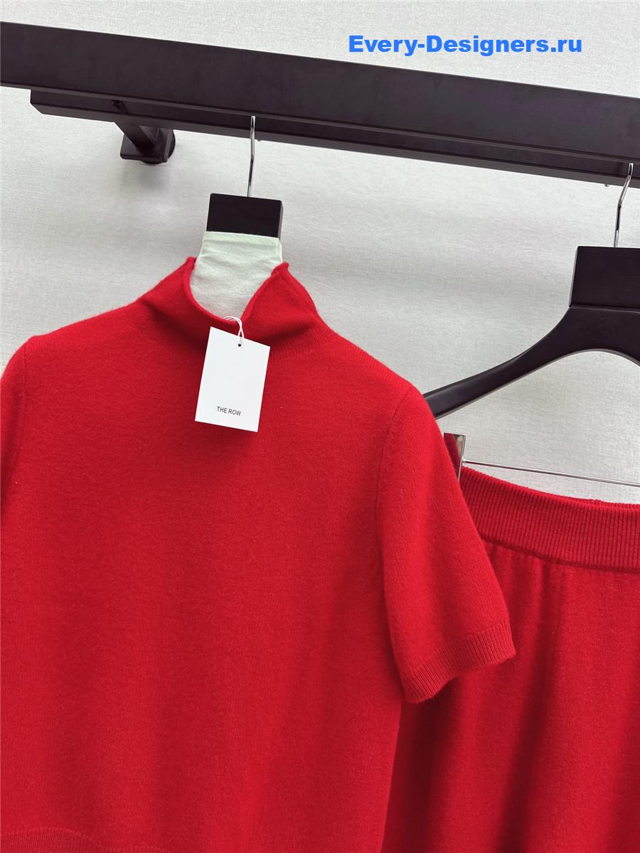 The R0w red turtleneck short-sleeved suit