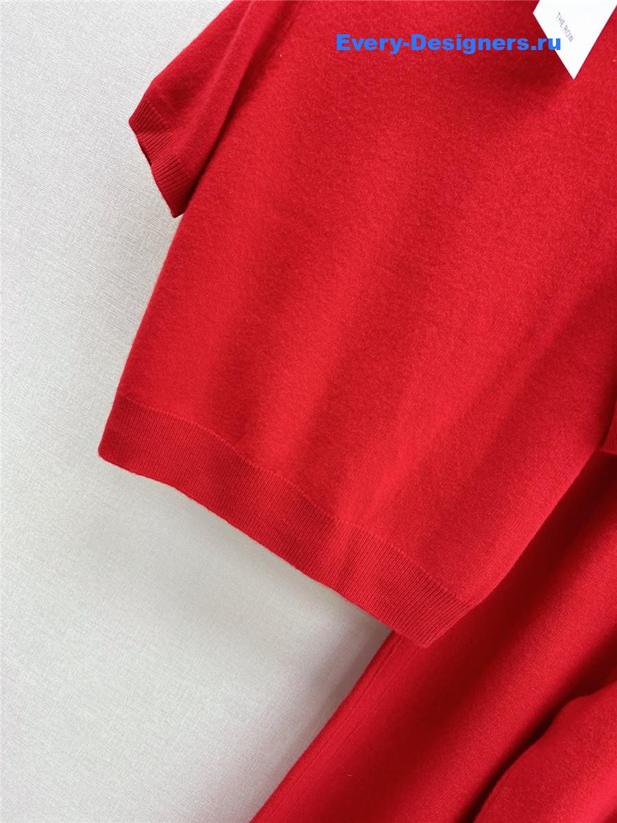 The R0w red turtleneck short-sleeved suit