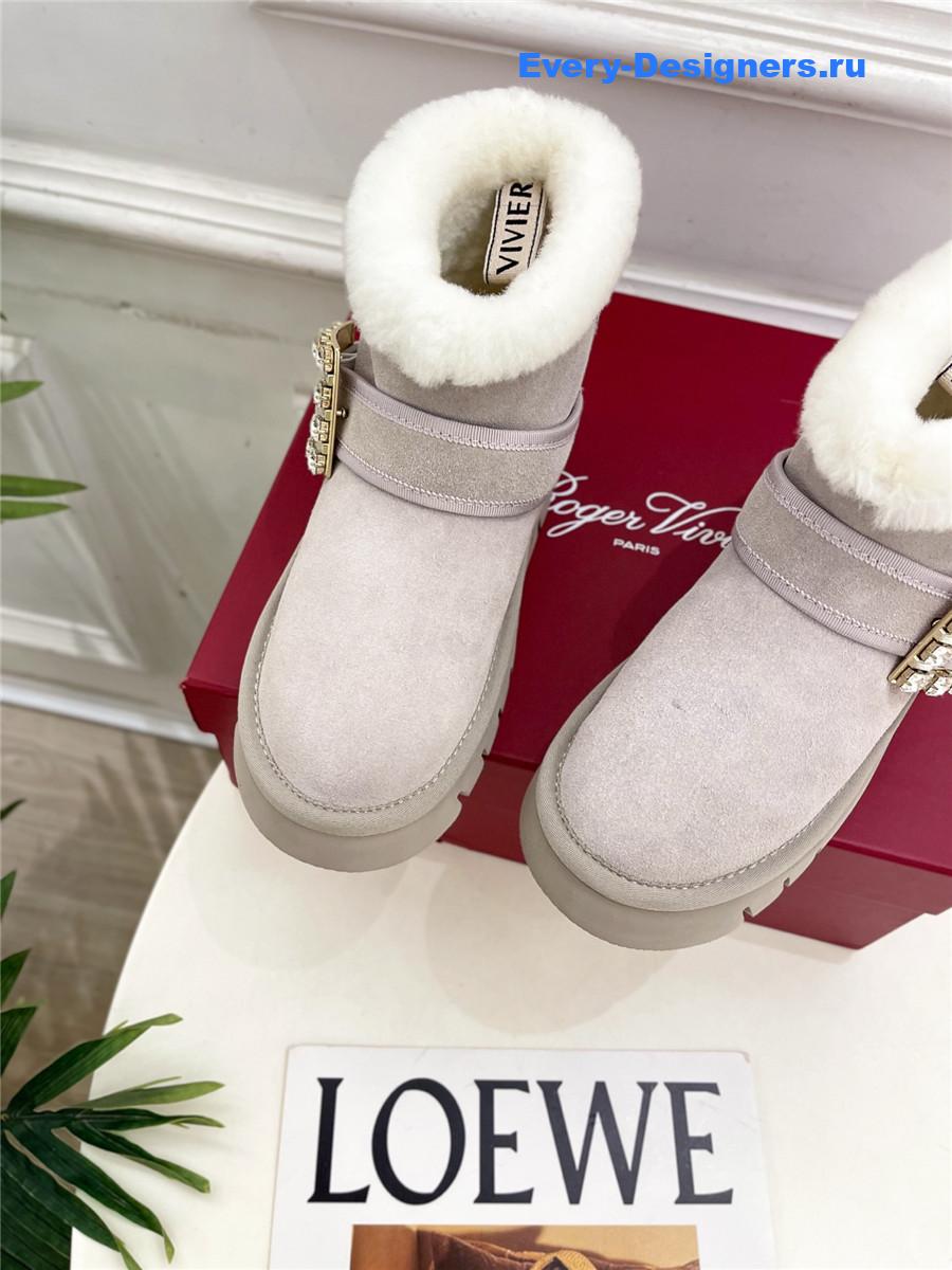 roger vivier viv’ winter fur D1am0nd button suede boots