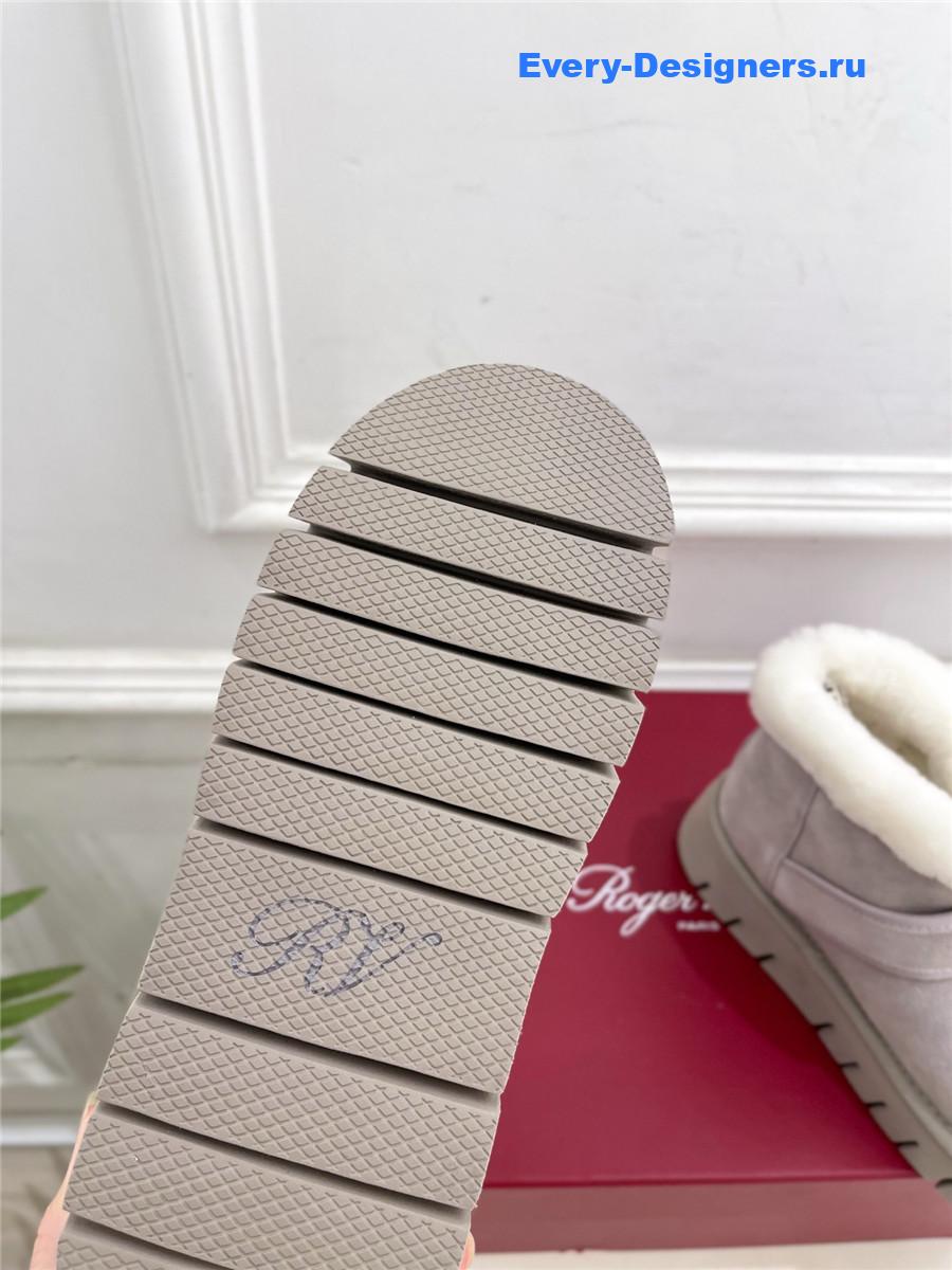 roger vivier viv’ winter fur D1am0nd button suede boots