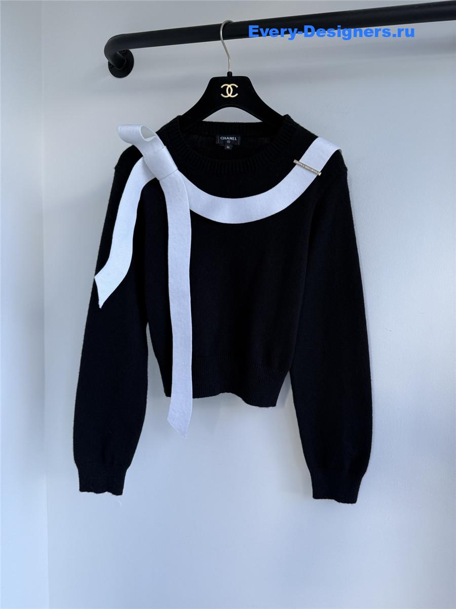 Ch**el contrast bow knit sweater