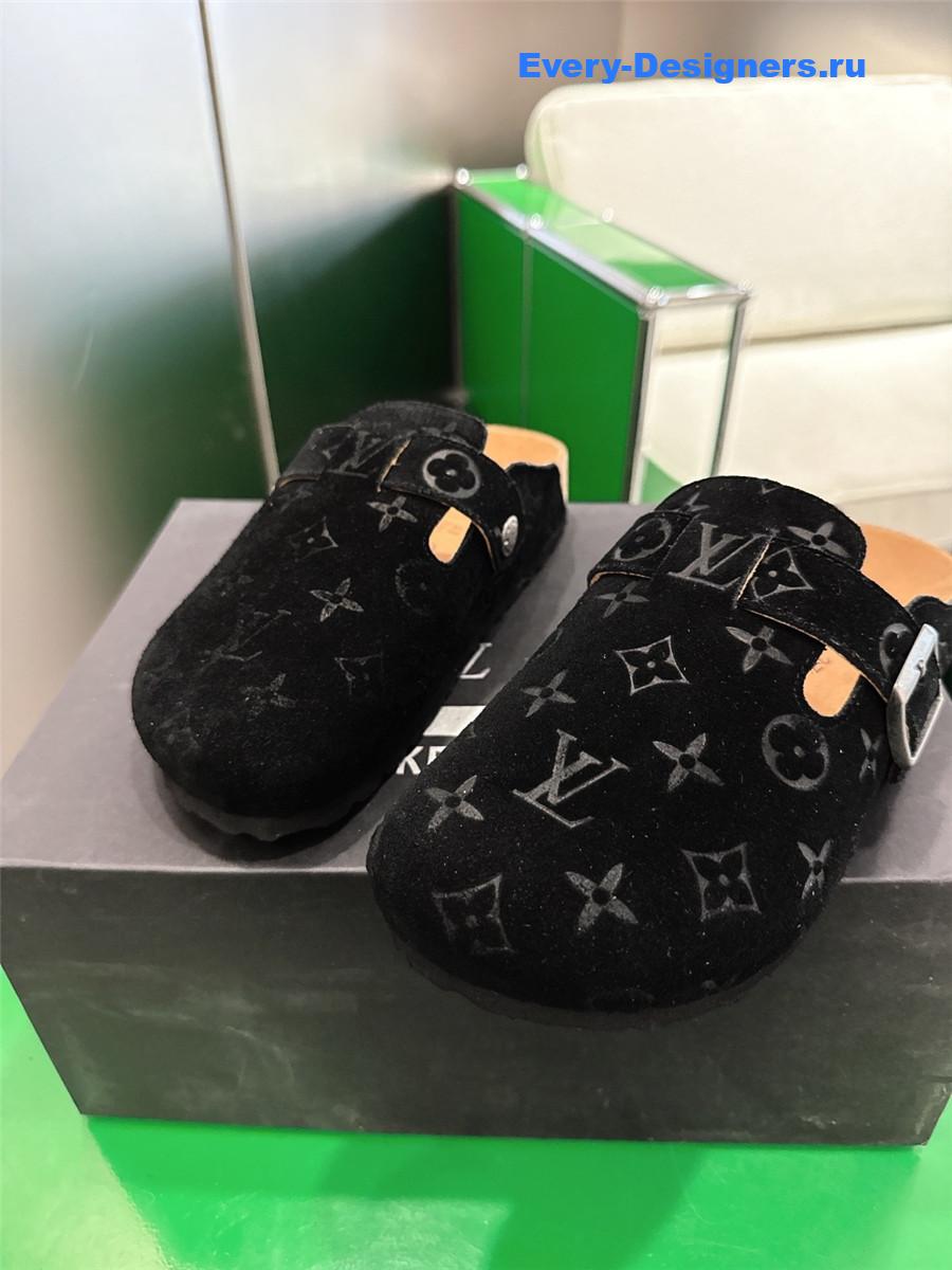 l0vis Vvtt0n lv to-go flat black comfort clog