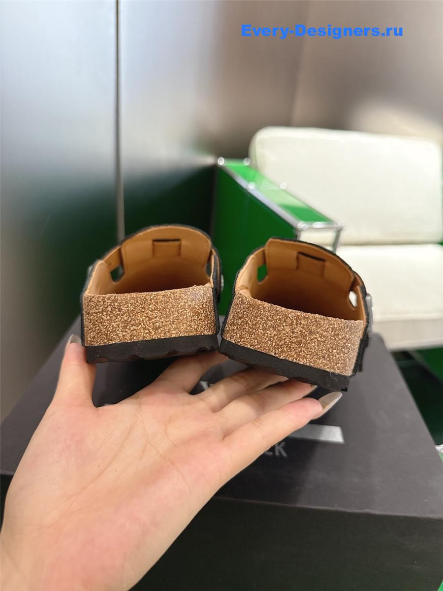 l0vis Vvtt0n lv to-go flat black comfort clog