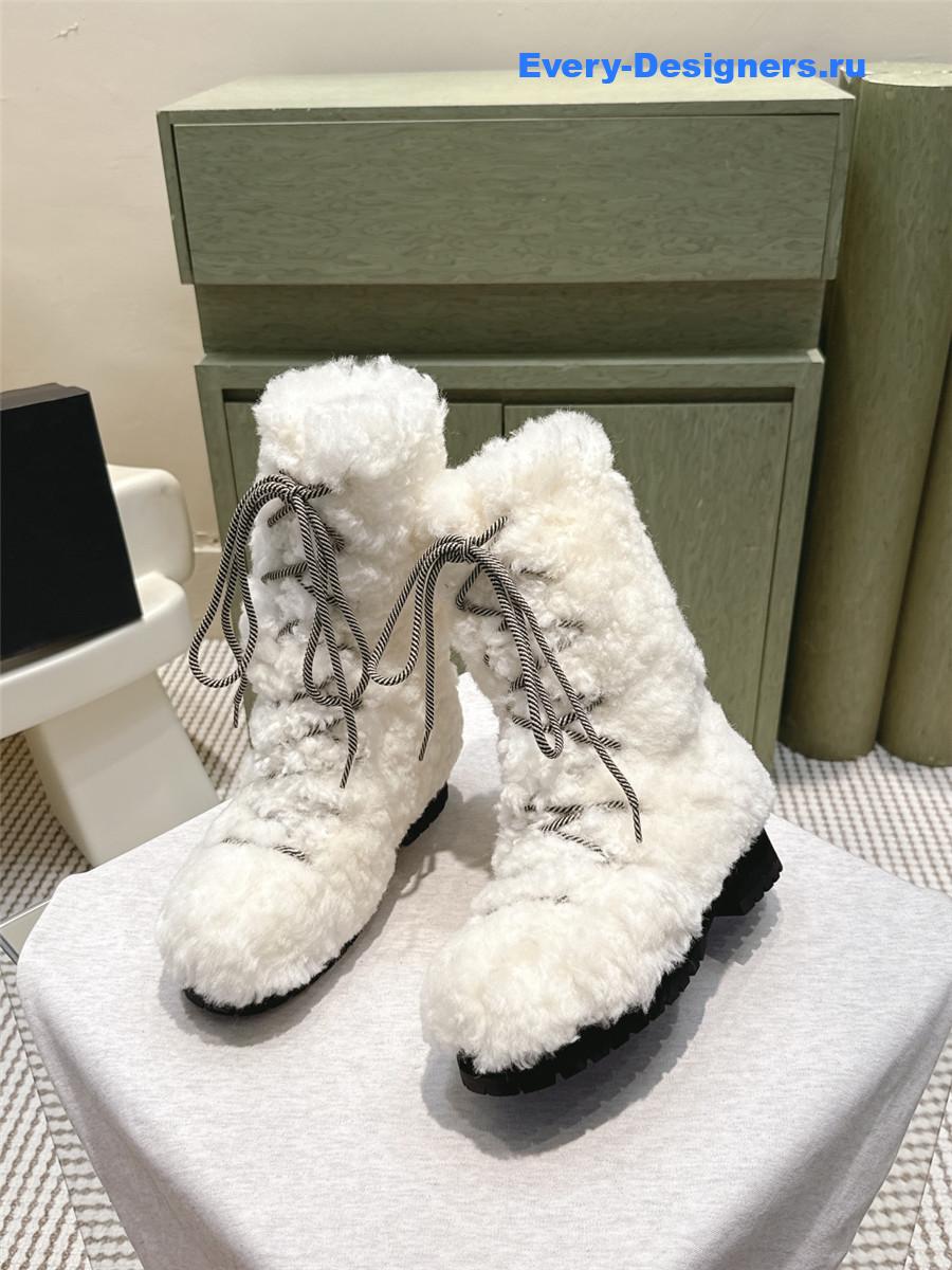 Ch**el lambswool white snow boots