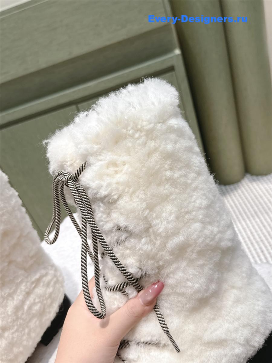 Ch**el lambswool white snow boots