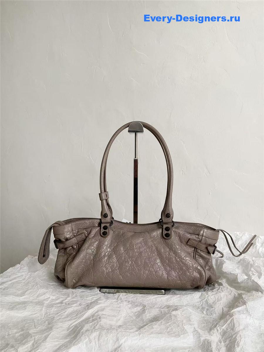 Ba1en*iaga le city east-west bag