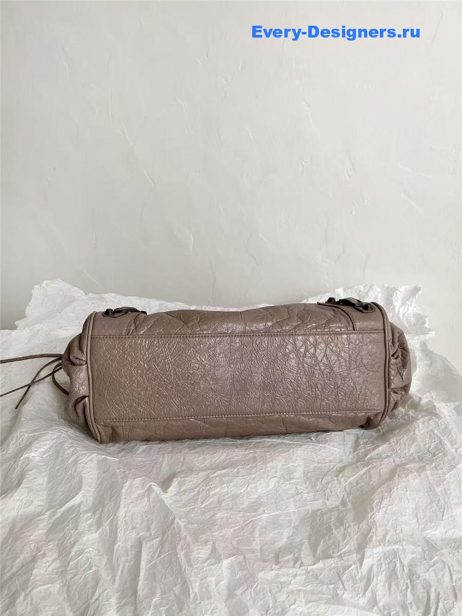 Ba1en*iaga le city east-west bag