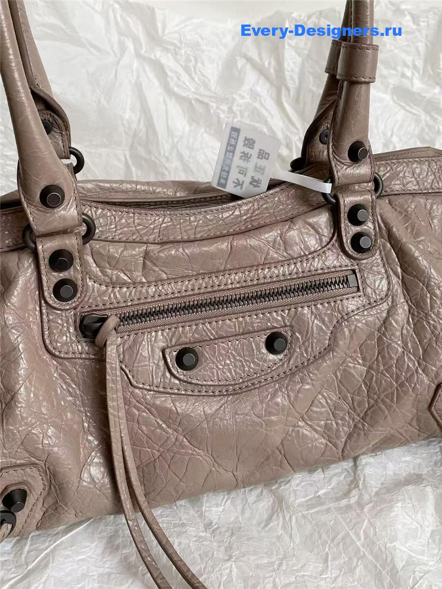 Ba1en*iaga le city east-west bag