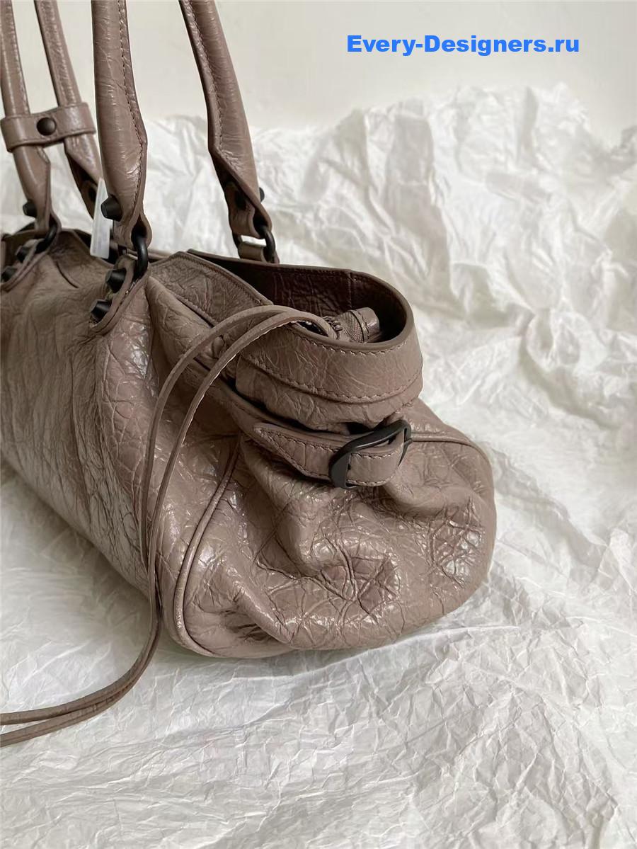 Ba1en*iaga le city east-west bag