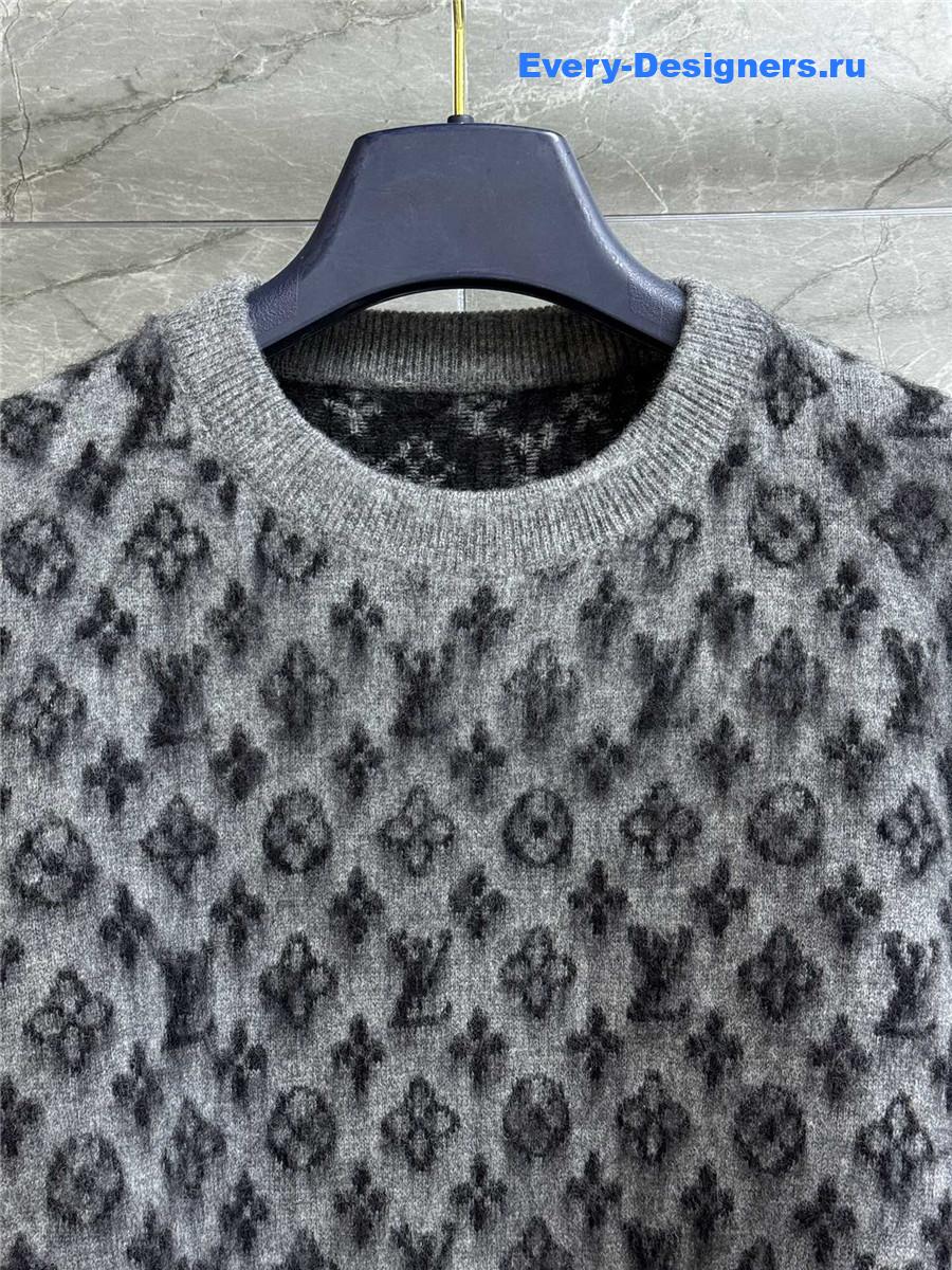 l0vis Vvtt0n brushed monogram pullover