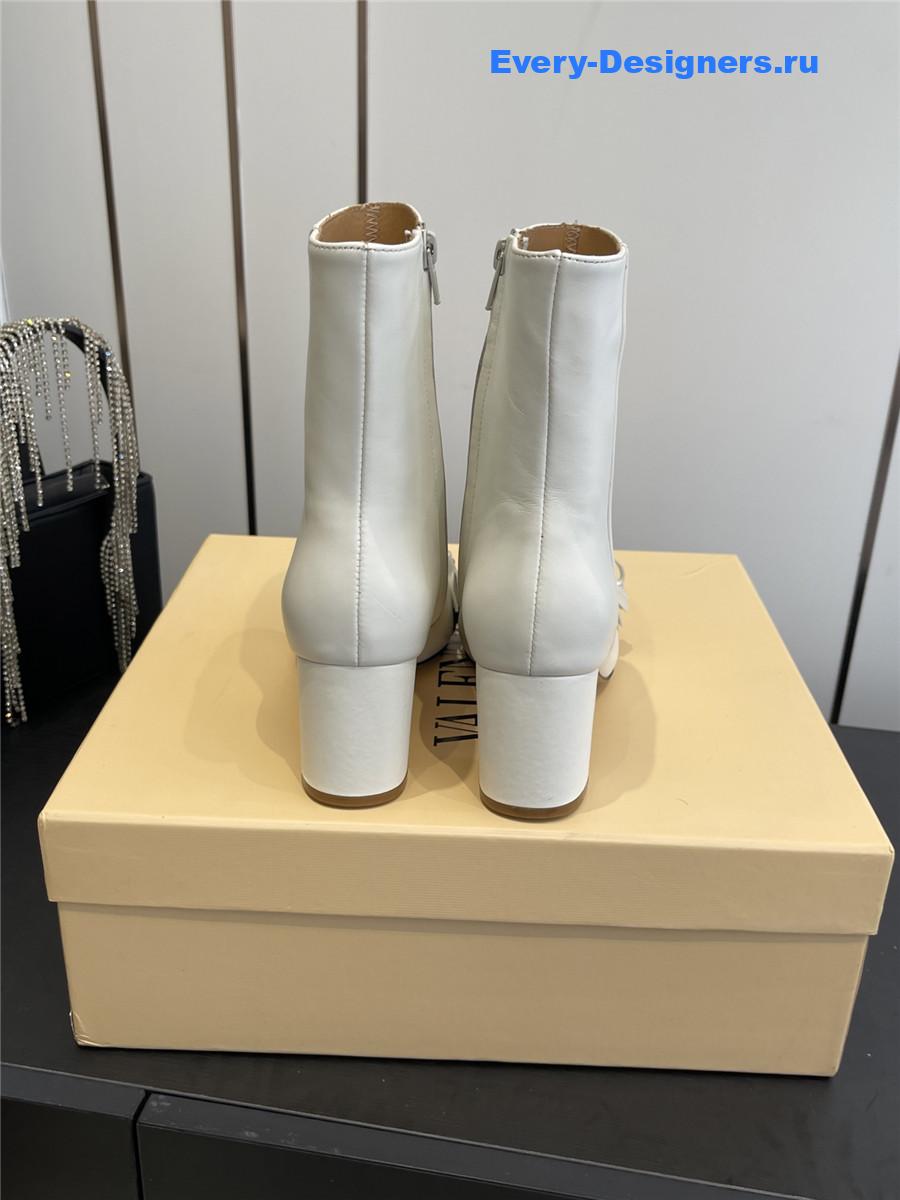 Va1e*ntin0 garavani beige valet du roi boot