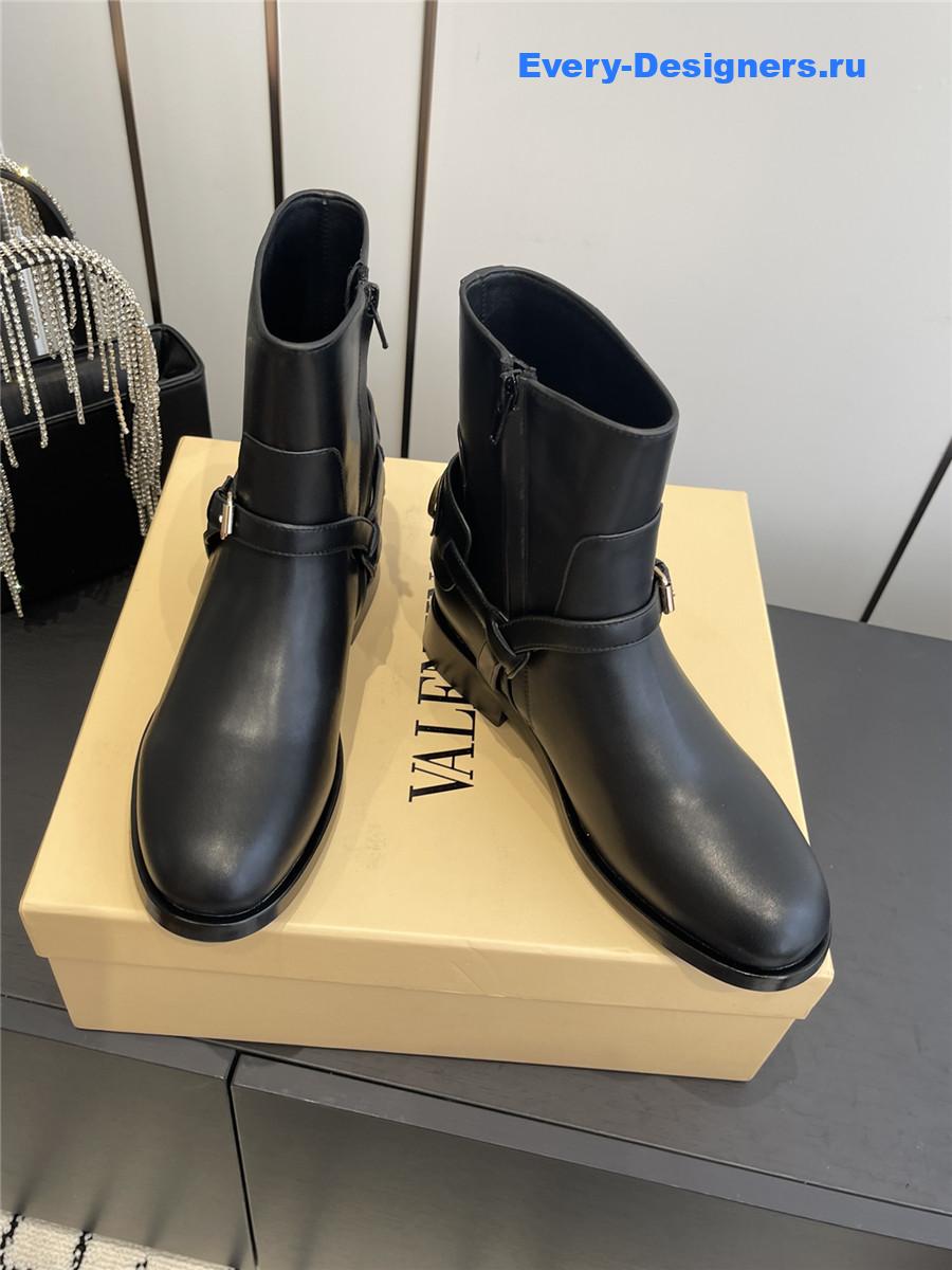 Va1e*ntin0 garavani black leather signature ankle boot