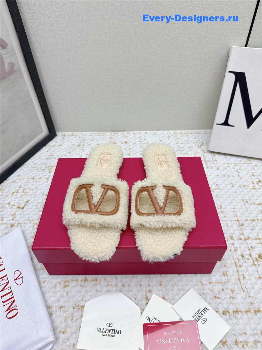 Va1e*ntin0 beige vlogo cutout faux shearling slides