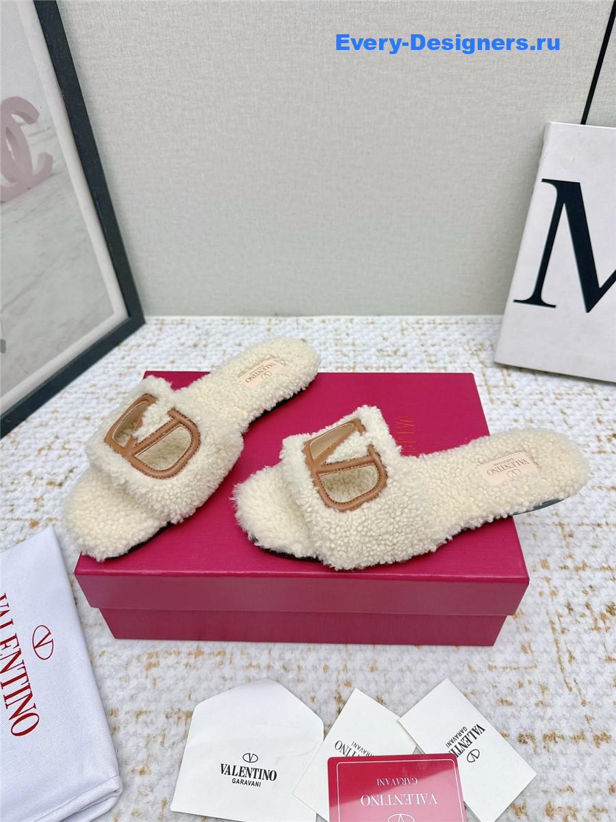 Va1e*ntin0 beige vlogo cutout faux shearling slides