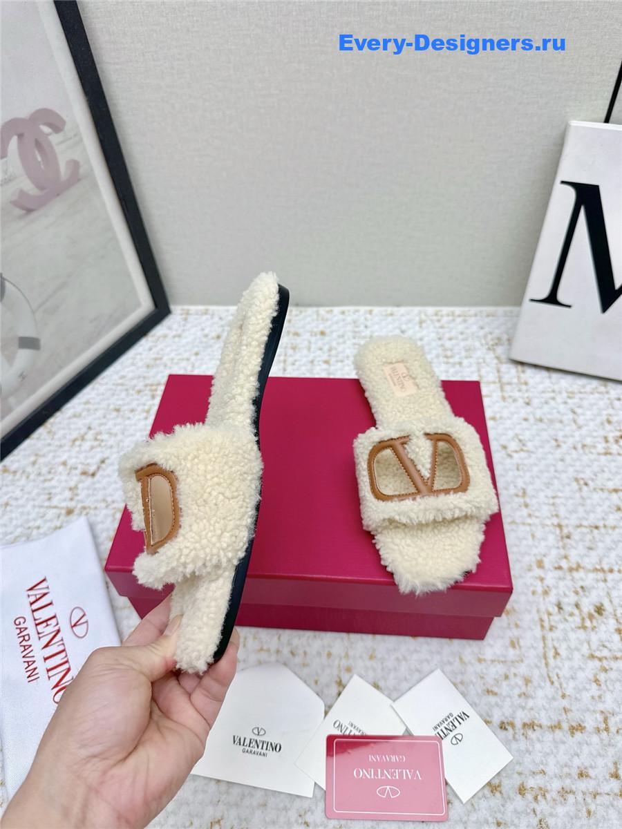 Va1e*ntin0 beige vlogo cutout faux shearling slides