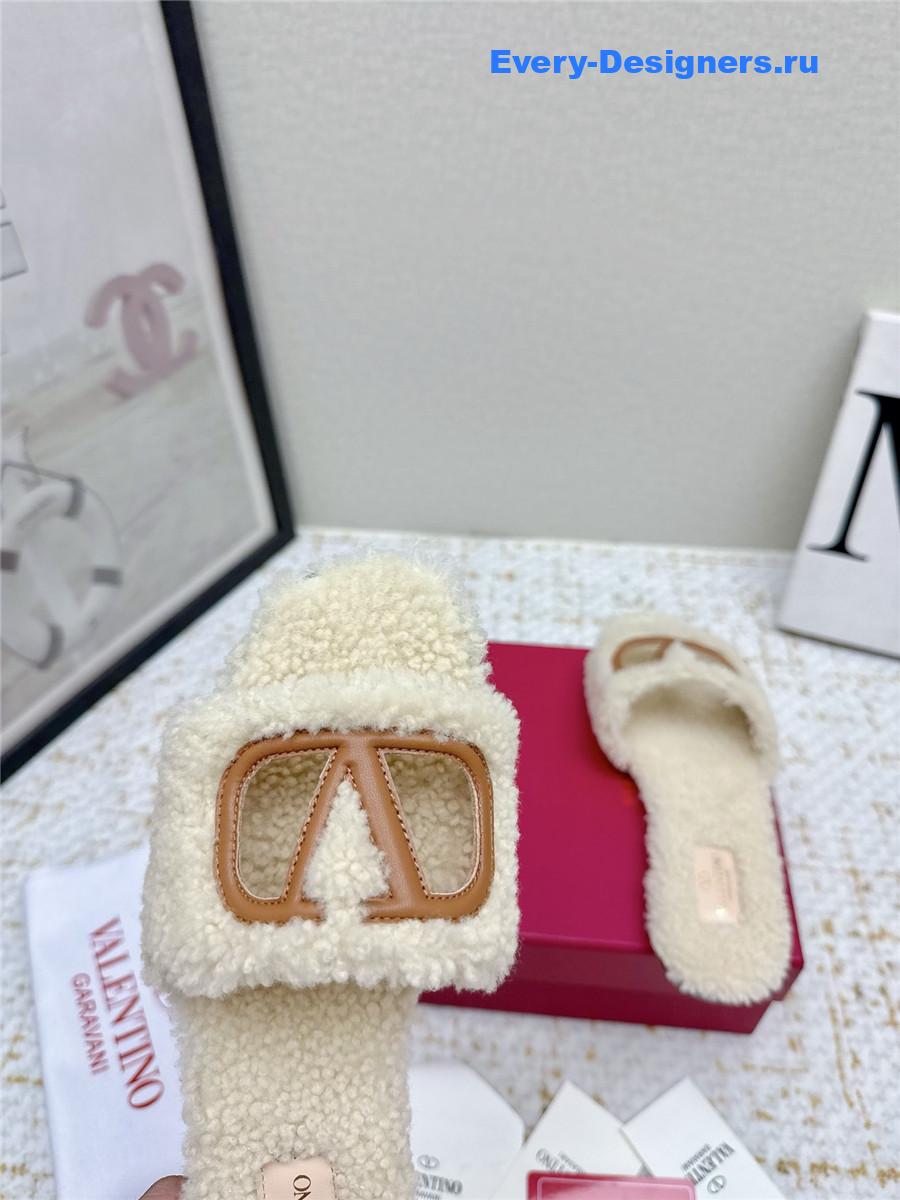 Va1e*ntin0 beige vlogo cutout faux shearling slides