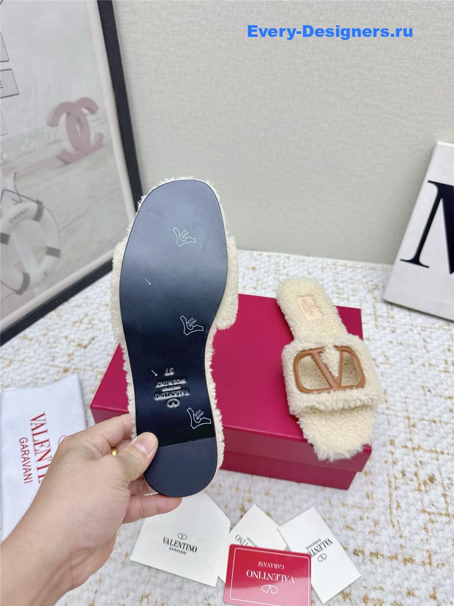 Va1e*ntin0 beige vlogo cutout faux shearling slides