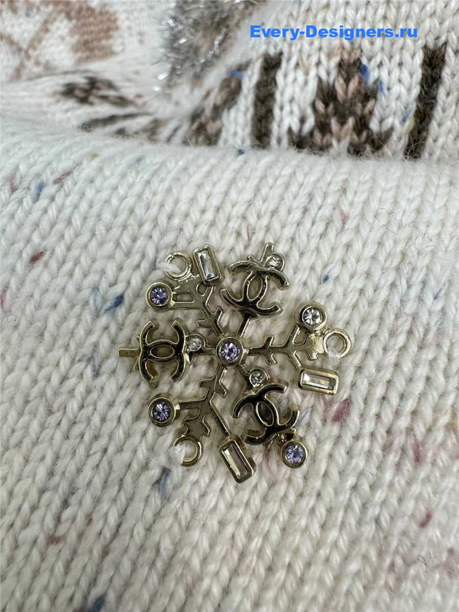 Ch**el white christmas skiing crew neck sweater