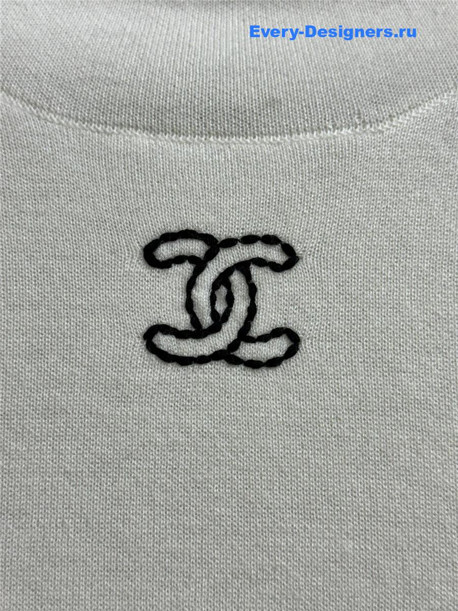 Ch**el logo white turtleneck sweater